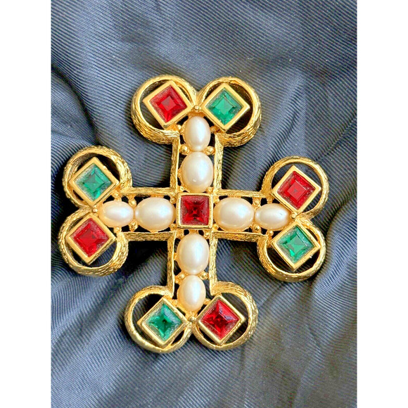 Joan Rivers Maltese cross Brooch Pin Gold Tone Faux Pearls Green Red Rhinestones - Picture 5 of 10
